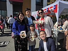 「2026台灣美食國際巡迴講座」抵達溫哥華，以「台灣好食x華語好學」為主題，僑胞熱情參與，不少父母帶著孩子一起來感受台灣美食和文化。加拿大台裔眾議員張瑋麟（前排右1）說，很懷念媽媽帶著他去羅東夜市吃刈包的時光。
