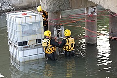 陸軍為強化實戰能力訓練，五三工兵群22日上午順利爆破宜蘭溪洲三號橋。（陸軍提供）