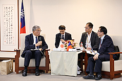 日本石川縣加賀市長山田利明（左）22日拜會台南市長黃偉哲（右），雙方針對觀光、教育、體育、文化等議題交流。（台南市政府提供）
