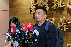 勞動部長洪申翰（右）結束在中國舉辦的APEC人力資源發展部長會議返台，22日在桃園國際機場接受媒體聯訪表示，APEC其實是個非常強調合作的平台架構，針對這部分，未來跟其他的國家可以有更多合作的機會，「這也是我們非常期待的事情」。