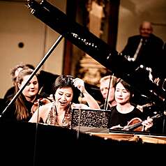鋼琴家王羽佳（前中）與馬勒室內樂團（Mahler Chamber Orchestra）11月將來台，在北中南舉行音樂會，這次王羽佳不只彈琴，也將擔任指揮。（牛耳藝術提供）