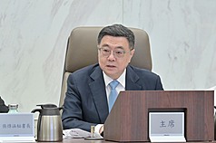 最低工資確定連11年調漲，月薪升至3萬900元、時薪205元。行政院長卓榮泰表示將加速行政程序落實承諾，並宣佈明年起每年投入250億元，協助中小微企業雙軸轉型。資料照