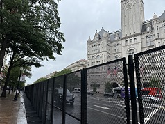 中國國家主席習近平預計美東時間23日下午抵達華府，主要幹道賓夕法尼亞大道已架起圍欄。