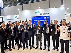 全球最大軌道交通技術展柏林軌道展登場，台灣今年首度設立國家館，集結產官學研展示智慧軌道技術。交通部長陳世凱（右4）、鐵道局長楊正君（右3）、駐德代表谷瑞生（左5）與台灣軌道產業代表在台灣館開幕儀式舉杯慶祝。
