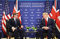 英國首相柏南（左）22日在紐約聯合國大會期間，與美國總統川普（右）舉行場邊會談，並共同回應媒體提問。（英國首相府提供）