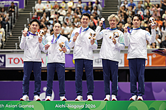 2026愛知名古屋亞運男子競技體操團體項目23日於名古屋舉行決賽，台灣靠著「世界貓王」唐嘉鴻（中）與男團成員李智凱（右2）、蕭佑然（右1）、洪源禧（左2）、莊佳龍（左1），以總分239.896分拿下銅牌。