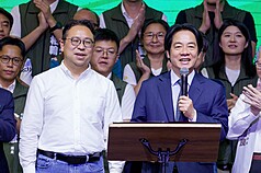 民進黨行動中常會23日移師桃園市，兼任黨主席的總統賴清德（右）力挺黨籍市長參選人黃世杰（左），
宣示贏回桃園的必勝決心。（民進黨提供）(中央社)
