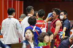 台灣武術好手張煥宜（後右2）23日在2026愛知名古屋亞運武術男子散打75公斤級準決賽不敵哈薩克強敵，本屆賽會銅牌作收，賽後由醫護人員協助處理臉部傷勢。