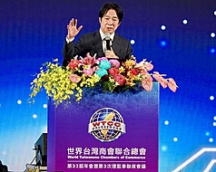 總統賴清德（圖）23日晚間在高雄出席「世界台灣商會聯合總會第32屆年會僑務委員會惜別晚宴」，賴總統致詞表示，政府116年將編列逾新台幣1.3兆元國防預算，投入軍事採購、國際合作及國防自主，尤其是強化無人機、機器人等產業。