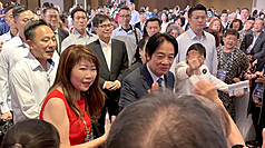 LG
賴總統出席世界台商聯合總會晚宴
總統賴清德（前右）23日晚間在高雄出席「世界台灣
商會聯合總會第32屆年會僑務委員會惜別晚宴」，進
入會場後受到熱烈歡迎，許多人爭相拍照、握手。
中央社記者林巧璉攝　115年9月23日