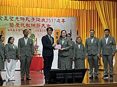 駐泰副代表董思齊（左前）23日晚出席泰國中華會館舉辦的紀念孔子誕辰暨慶祝教師節活動，頒獎給與會師生。