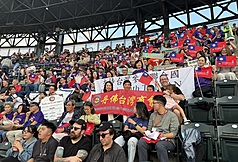丹佛僑胞出席MLB洛磯隊台灣日，揮舞國旗，籲台灣有意義參與聯合國。
（駐丹佛辦事處提供）