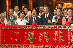 新北市新莊慈祐宮值東主辦2026北台灣媽祖文化節，同時慶祝建廟340週年，總統賴清德(前中)、民進
黨新北市長參選人蘇巧慧(前左3)等人24日前往參拜，賴總統致贈匾額給慈祐宮，並與慈祐宮主委陳圓
光(前右3)等人合影。