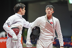 台灣擊劍選手李讓（右）24日在名古屋亞運男子銳劍個人賽16強戰，以12比15不敵日本選手山田優（左），無緣晉級8強，兩人賽後致意。