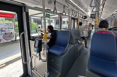新加坡大眾運輸工具新規上路，把腳放在座椅、以高音量播放聲音而對其他乘客造成滋擾等，都可能受罰。