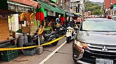 新北市瑞芳區街頭24日發生一起學生衝突事件，一名國中生涉嫌持利器刺傷一名高中學長。消防人員到場時，傷者倒地陷入昏迷、命危緊急送醫。全案詳情仍有待警方調查釐清。（翻攝畫面）