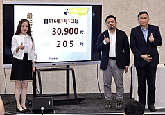 最低工資審議會24日決議2027年最低工資月薪將調升至新台幣3萬900元、時薪205元，較目前調升4.745%。勞動部長洪申翰（右2）表示，除照顧基層勞工外，也將研擬配套，支持受中東戰事等影響的製
造業及服務業。