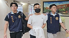 台北地檢署持續偵辦無黨籍立委高金素梅助理張俊傑棄保潛逃案，涉案男子顏士宸（中）24日凌晨向警方投案，晚間移送北檢複訊。