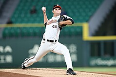 中職統一7-ELEVEn獅隊投手周彥農（圖）24日先發7局失2分，率隊以4比2擊敗味全龍隊，奪中職生涯首勝，也獲選單場MVP。（統一獅提供）