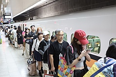 台灣高鐵呼籲自由座旅客避開28日下午至晚間超尖峰時段，分流搭乘。圖為高鐵月台旅客等候列車。資料照。