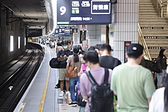 民眾在高鐵月台排隊等候上車。資料照。