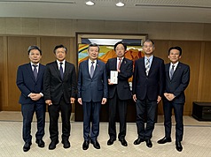 駐日代表李逸洋（左3）25日下午前往熊本縣廳，拜會熊本縣知事木村敬（右3），對熊本地震災情表達慰問。
（駐日代表處提供）