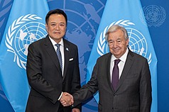 泰國總理阿努廷（左）24日在美國紐約聯合國總部會見聯合國秘書長古特瑞斯（右），雙方就泰國與聯合國關係、泰柬局勢及緬甸情勢交換意見。
（泰國外交部提供）