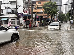 泰國曼谷連日豪雨引發淹水，除影響交通與民眾日常生活，也開始衝擊第4季消費力。圖為淹水導致車輛行駛困難（民眾提供/資料照片)