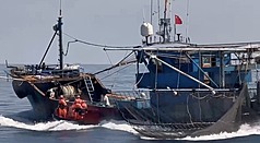 一艘中國籍無船名漁船26日上午在目斗嶼海域越界拖捕，澎湖海巡以小艇追緝登檢，拖捕約400公斤漁獲海拋，人船一併查扣押返，依兩岸人民關係條例裁處。