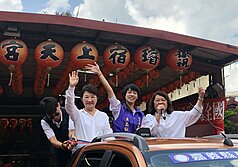 台中市長盧秀燕（前左1）與嘉義市長黃敏惠（前右1）26日到嘉義縣水上鄉，向鄉親推薦無黨籍嘉義縣長參選人吳品叡（前中），並陪同車隊掃街拜票。