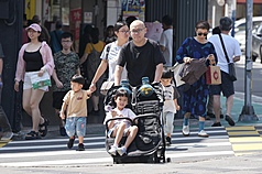 民眾外出應留意高溫，適時補水並做好防曬。圖為民眾趁假期好天氣，攜家帶眷到台北圓山踏青。資料照。