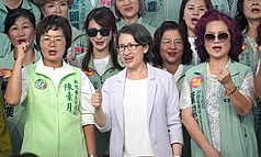 副總統蕭美琴（前中）26日走訪民主進步黨彰化縣長參選人陳素月（前左）競選總部，參加「姊妹暨新住民挺素月後援會」茶會活動時表示，「不能光靠外國關心支持」，有很多工作要做，自己要守護最珍惜的民主。