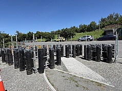 國慶焰火將在台東登場，施放地點在台東市中華大橋下、活水湖旁的卑南溪出海口防汛道路，目前設備已陸續到位。資料照片。