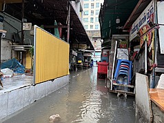 泰國曼谷持續降雨，造成多地淹水。圖為一處傳統市場淹水，影響民眾及商家通行。