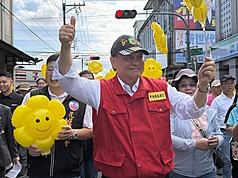 馬太鞍溪堰塞湖洪災滿週年，行政院政務委員季連成（前）26日到花蓮縣光復鄉參加「光復感恩生活
節」，與眾人一同在街區遊行。
