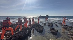 墾丁半潛艇觀光船「小海豚1號」26日搭載17名乘客行經紅柴坑漁港時意外擱淺，業者自行聯繫另一艘船拖帶，不料救援船也受困。海巡與消防獲報馳援，協助乘客撤離。
