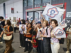 在中國上海舉辦的第48屆國際技能競賽多數賽事26日結束，擔任國手授旗代表的陳祈聖來自台東排灣族，家鄉族人組團到上海，與勞動部勞動力發展署署長黃齡玉（右2）一起在會場揮舞會旗，為選手加油。