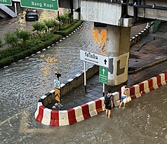 泰國曼谷持續豪雨造成多處淹水，民眾涉水通行，部分路段積水已淹過腳踝。（民眾提供）