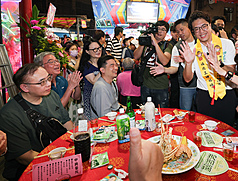 民進黨台北市長參選人沈伯洋（右）26日晚間出席「台北市中庄仔福德宮福德正神聖誕千秋晚宴」，近
距離向民眾致意，爭取支持。