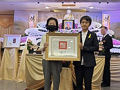 客委會主委古秀妃(前右)27日出席台大退休教授、客家前輩梁榮茂告別式，代表總統頒發總統褒揚令，表彰其深耕客家語言文化、開拓客語電台與倡導還我母語運動的卓著貢獻。(客委會提供)