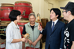 身兼民進黨主席的總統賴清德（右2）日前由民進黨新北市長參選人蘇巧慧（左）陪同參訪新莊「响仁和鼓藝工坊」，肯定製鼓師王錫坤（左2）及其子王藤（右）保存傳統技藝的努力，並表示「這就是台灣很珍貴的匠人精神」。（蘇巧慧競總提供）