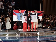 第48屆國際技能競賽27日落幕，台灣國手獲3金、3銀、7銅及30優勝，代表團28日返台。圖為國手呂治寬獲得商務軟體設計職類金牌。