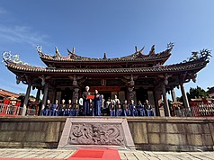 台北市孔廟管理委員會說，延續半個世紀前的交流友誼，日本沖繩久米崇聖會特地組團前來參與2026年的祭孔大典，並致贈感謝狀予台北孔廟。（台北市孔廟管理委員會提供）