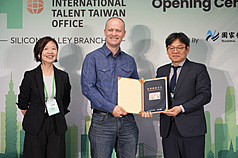 國發會表示，首個海外攬才據點落腳全球科技人才重鎮矽谷，希望將人才服務直接帶到人才所在地，推廣台灣工作與發展機會。國發會主委葉俊顯（右）也頒發就業金卡給Salesforce資深軟體工程師佛里（Michael Foley）（中），盼吸引更多國際人才來台發展。
（國發會提供）