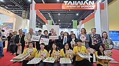 台灣參加第30屆阿根廷拉丁美洲國際旅遊展，駐阿根廷代表謝妙宏（中排右5）與阿根廷官員和嘉賓共同為台灣館揭幕，推廣台灣旅遊與文化。