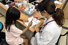 高雄共有160家合約醫療院可進行免費兒童發展篩檢，即日起家長帶未滿7歲兒童完成免費兒童發展篩檢，即可獲得限量100元禮物卡；盼有效提升篩檢涵蓋率，建立更完善的兒童發展支持網絡。
（高雄市衛生局提供）