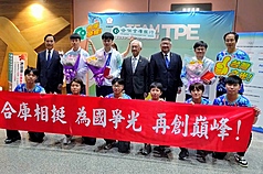 赴日本名古屋參加亞運的台灣桌球代表隊29日搭機返台，長期贊助選手的合作金庫派員到場接機。