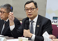 PD
陳明(示其)：美對台政策未變　對台軍售仍在評估
外交部次長陳明(示其)29日在東海大學中國大陸暨區
域發展研究中心舉辦的「2026美中高峰會的國際政治
經濟意涵」座談會上表示，美國對台政策一貫保持不
變，不會因領導人一時一句話而改變；至於美對台軍
售，目前仍屬美方主導的評估階段。
中央社記者陳鎧妤攝  115年9月29日