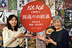 創刊72年的「皇冠雜誌」將吹熄燈號，2026年12月發行的第874期將是最後一期，「皇冠雜誌」發行人平珩（右）29日表示，將用3個月的時間和讀者慢慢告別。左為「皇冠雜誌」主編羅曉盈。（皇冠雜誌提供）