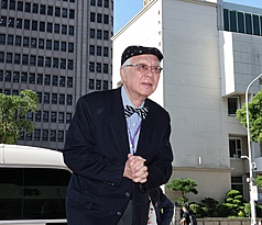 監院人事案29日全遭立法院封殺，院長被提名人陳永興聲明譴責藍白陣營為癱瘓政府運作的不理性杯葛，不僅令人失望，更是封殺了監察院的改革契機。圖為陳永興上午拜會民進黨立院黨團。